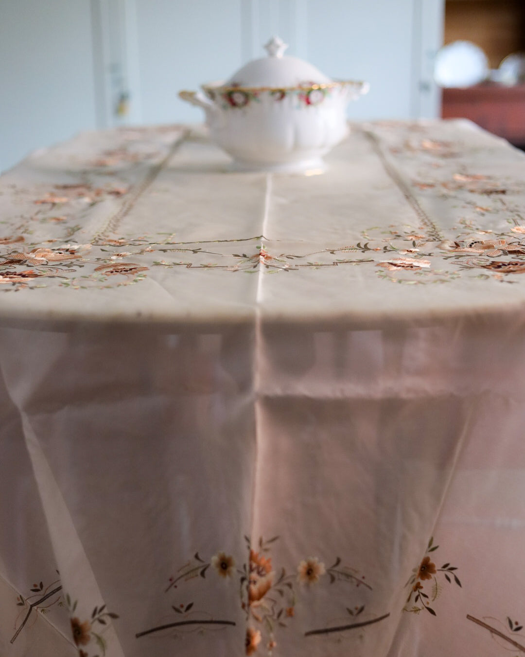 Tovaglia in organza con ricami floreali marroni