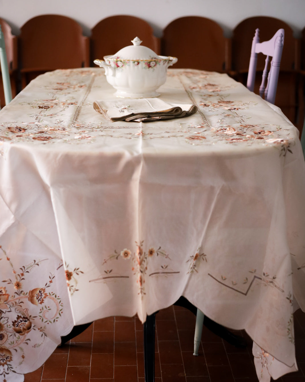 Tovaglia in organza con ricami floreali marroni