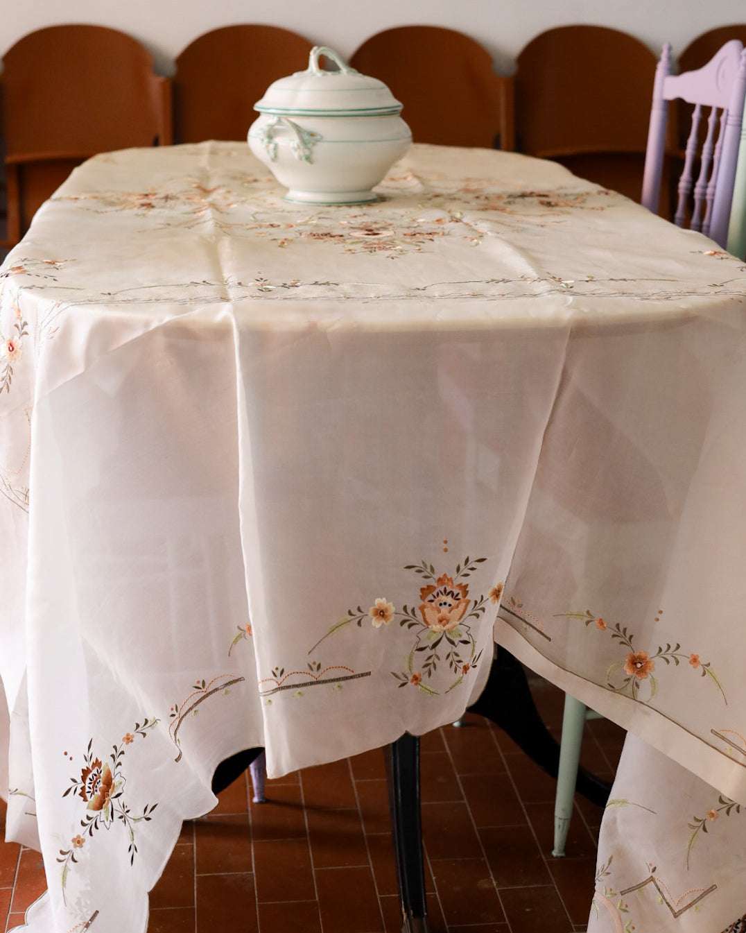 Tovaglia in organza con ricami floreali marroni