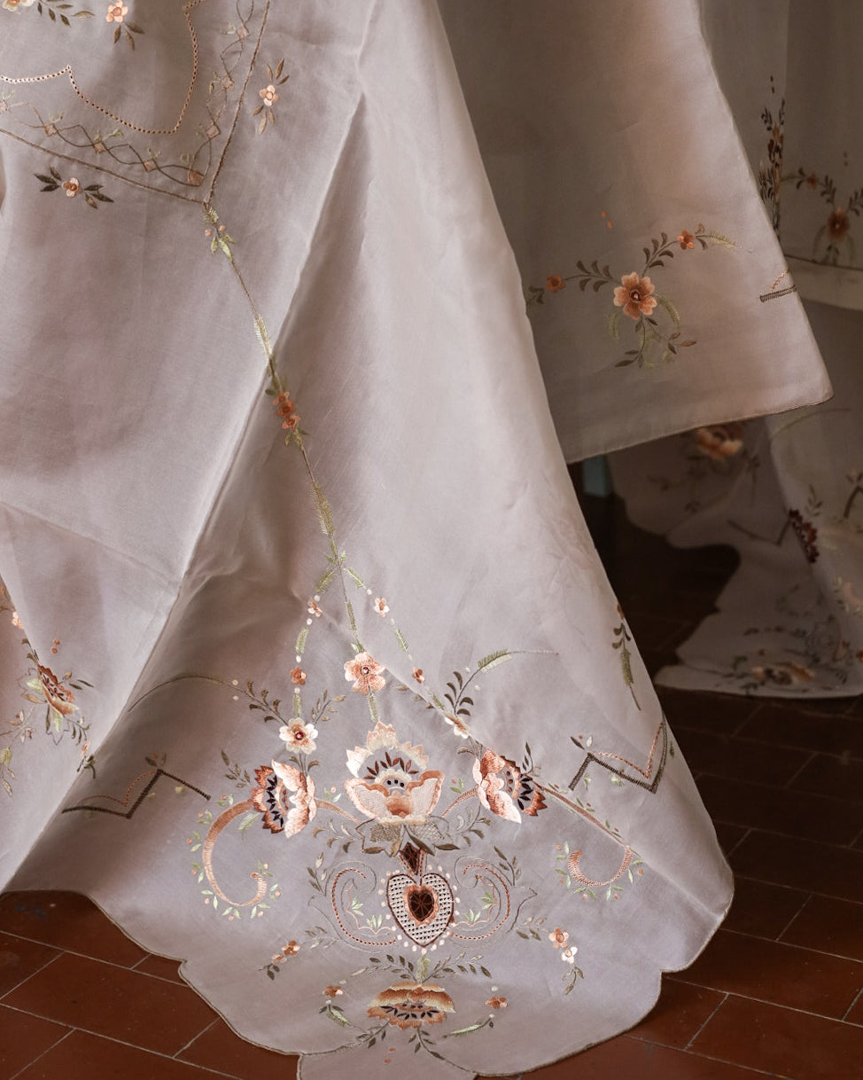 Tovaglia in organza con ricami floreali marroni