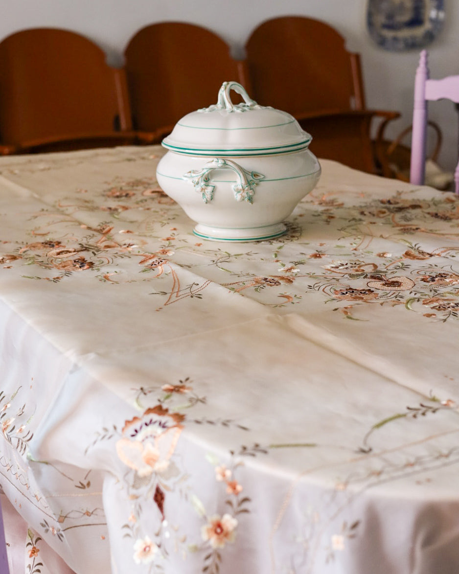 Tovaglia in organza con ricami floreali marroni