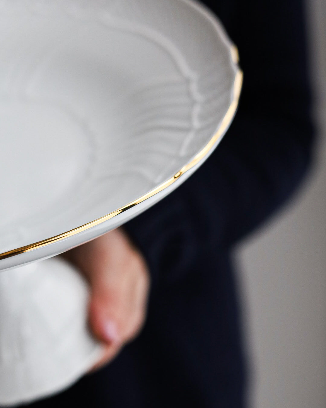 Alzatina in porcellana bianca Vecchio Ginori con bordo oro