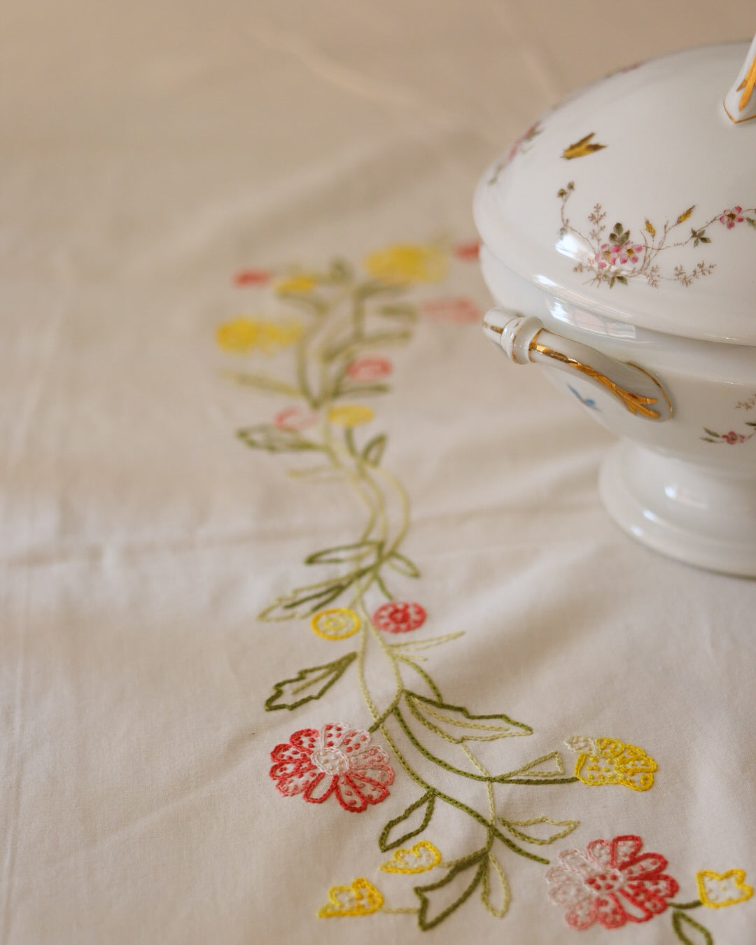 Tovaglia in misto lino con ricamo fiori colorati 12 tovaglioli