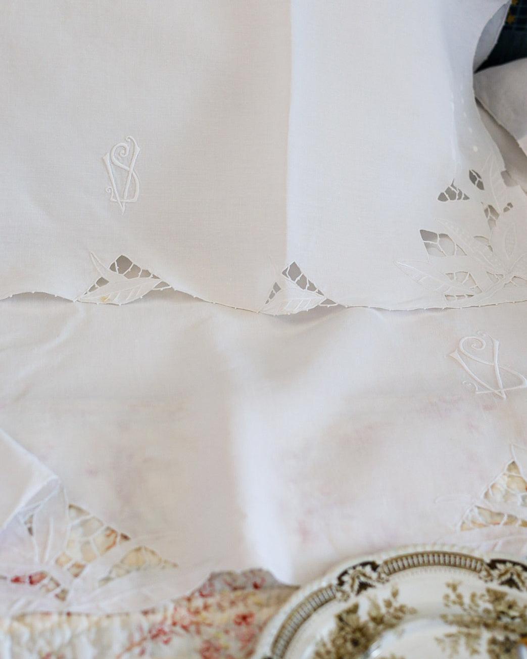 Lenzuolo matrimoniale in lino con ricamo a intaglio e monogramma VS, fine '800, con due copricuscini – Set di tre pezzi