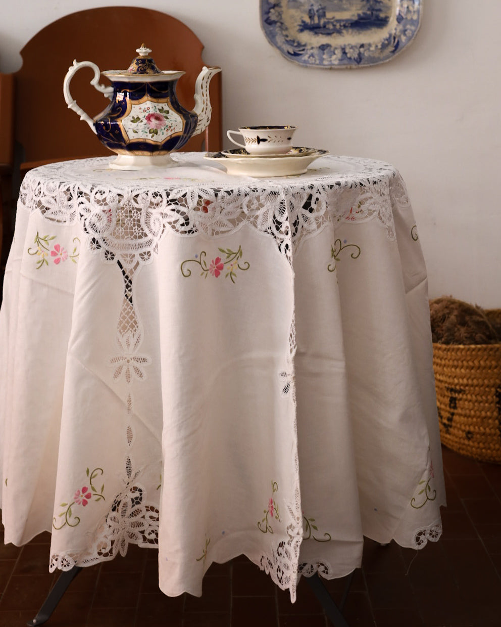 Tovaglia tonda in lino con pizzo rinascimento e ricami colorati