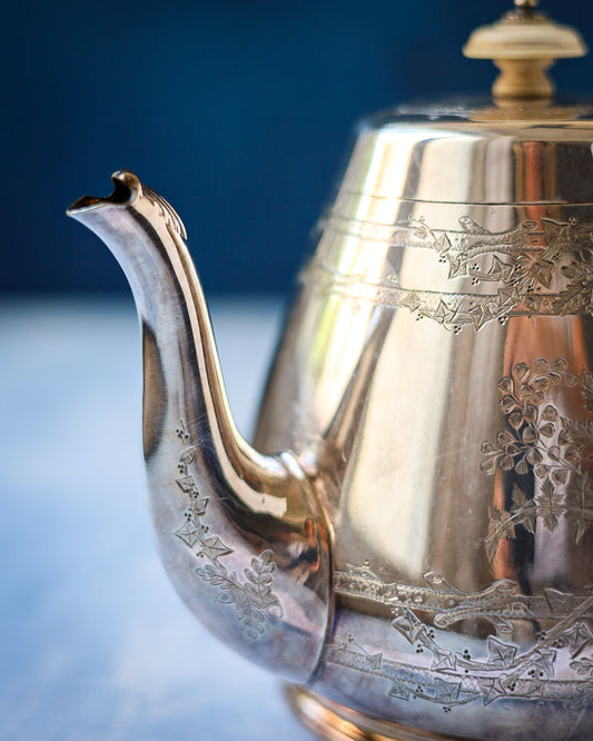 teiera sheffield con pomello in osso e incisioni