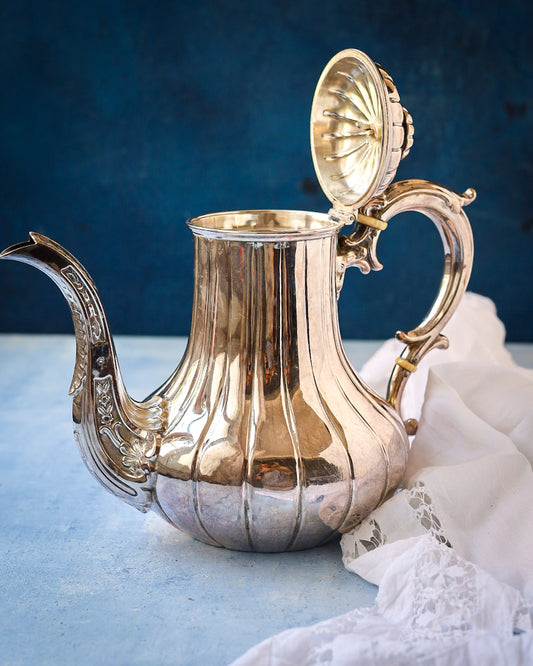 teiera sheffield con decorazione a sbalzo a righe