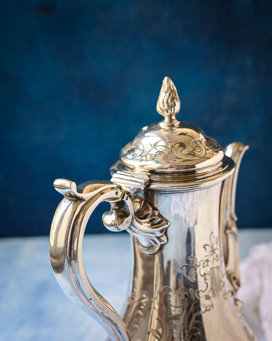 caffettiera sheffield con decorazione a sbalzo