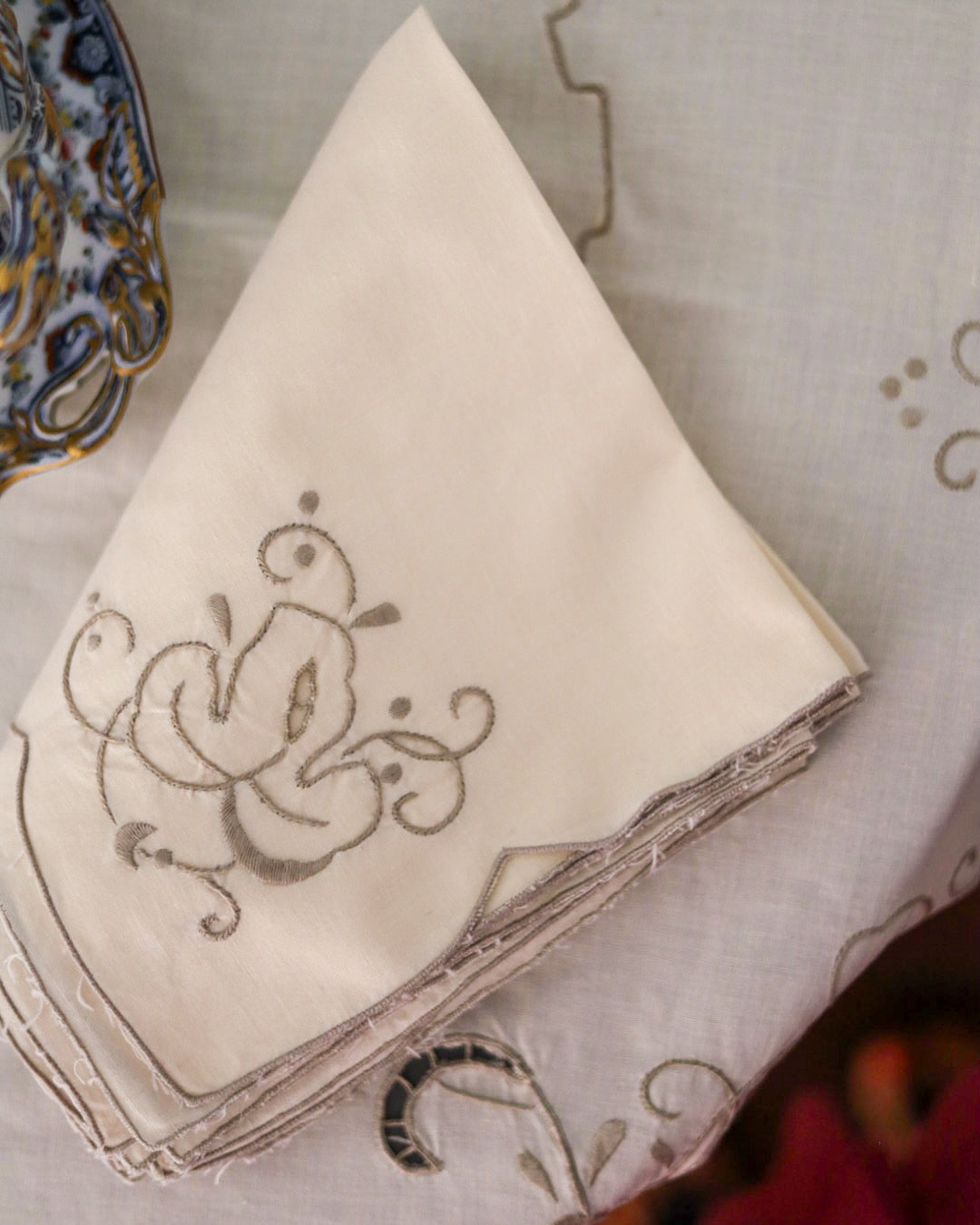 Tovaglia tonda in cotone con ricamo ad intaglio grigio