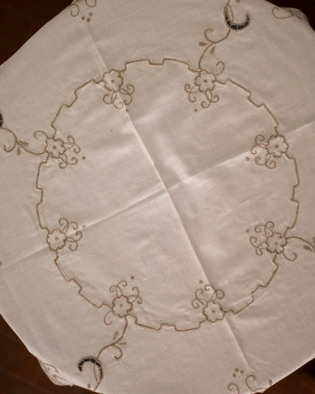 Tovaglia tonda in cotone con ricamo ad intaglio grigio