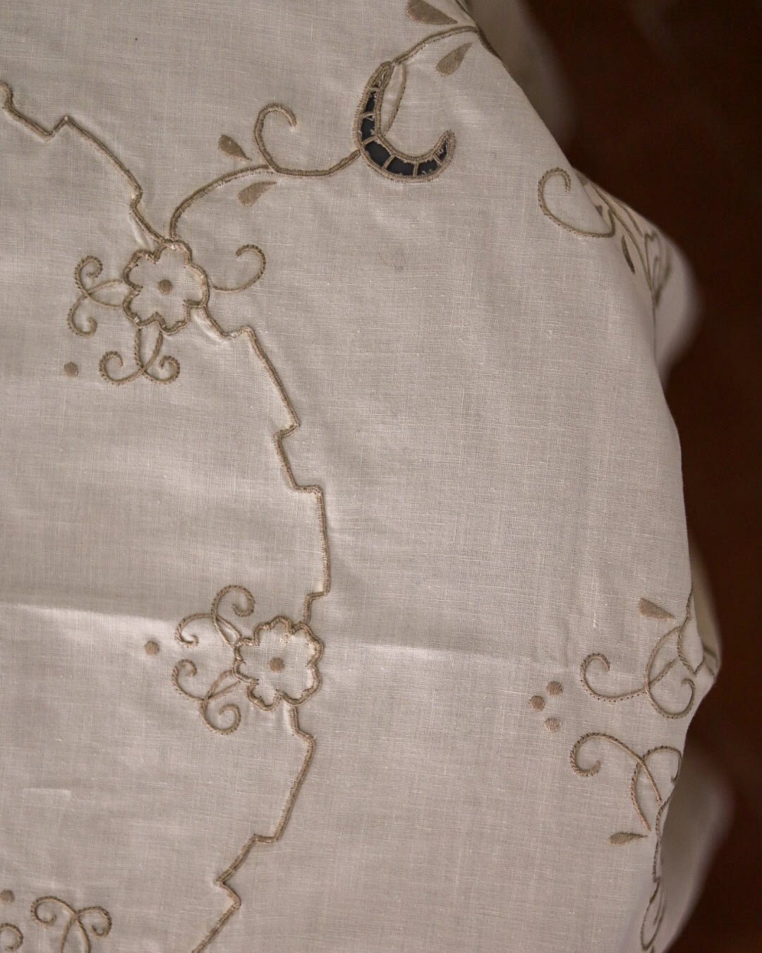 Tovaglia tonda in cotone con ricamo ad intaglio grigio