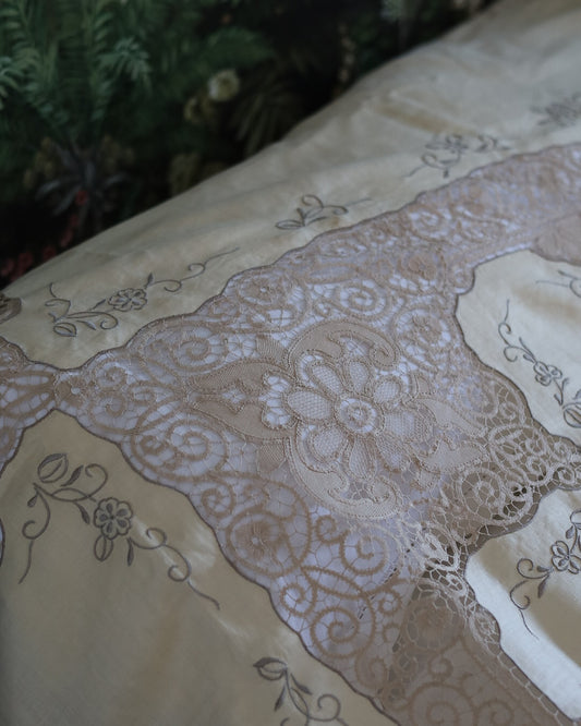 Copriletto in lino con pizzo di cantù