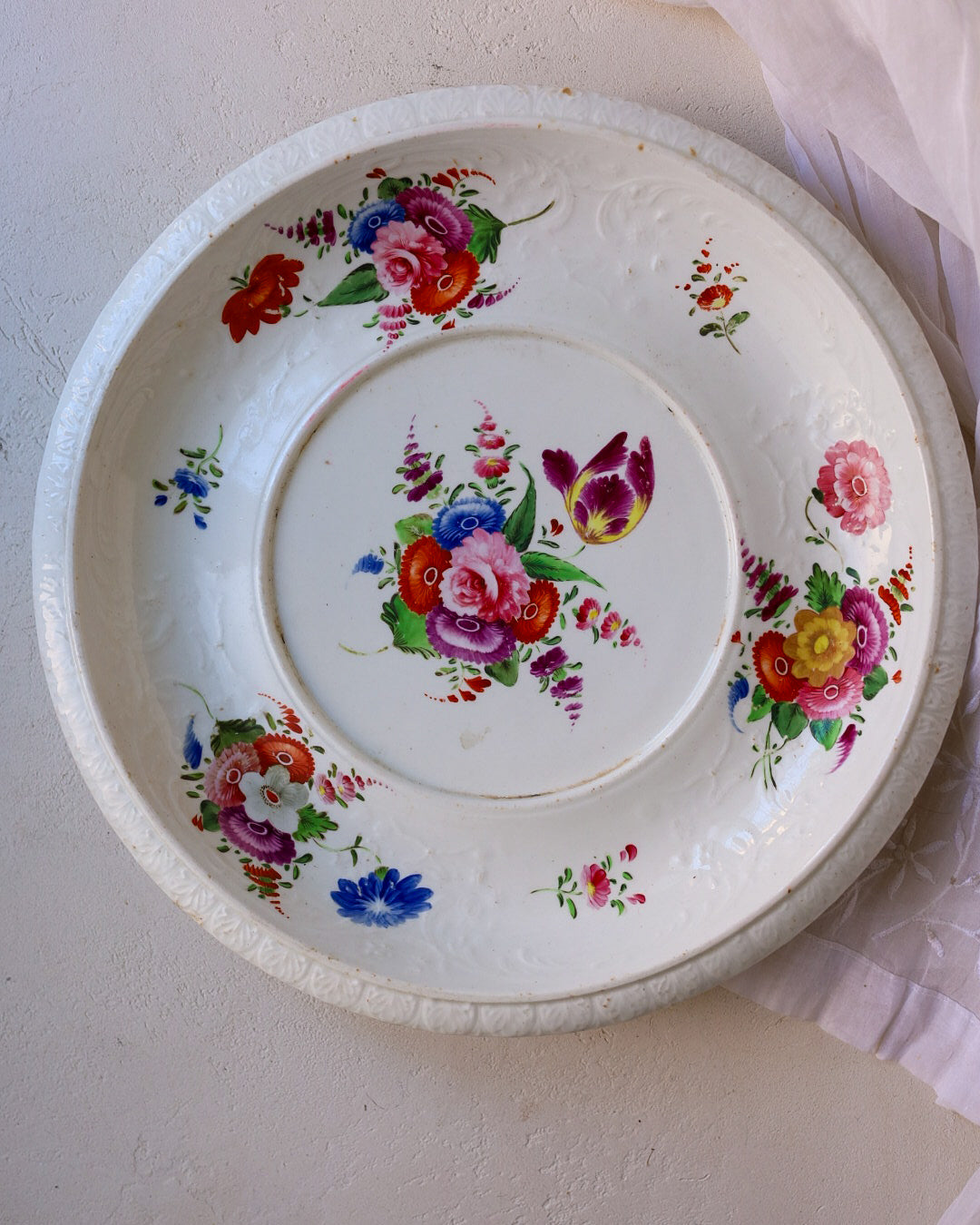 Piatto da portata dipinto a mano con fiori