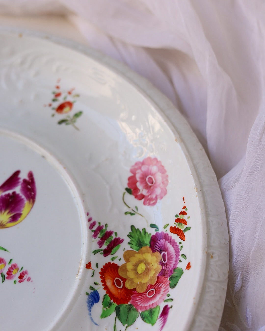 Piatto da portata dipinto a mano con fiori