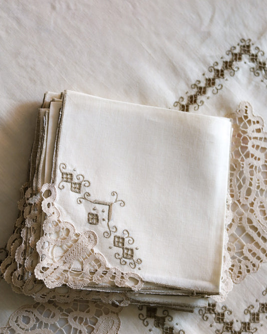 Tovaglia in lino avorio con pizzo a tombolo e ricamo punto antico