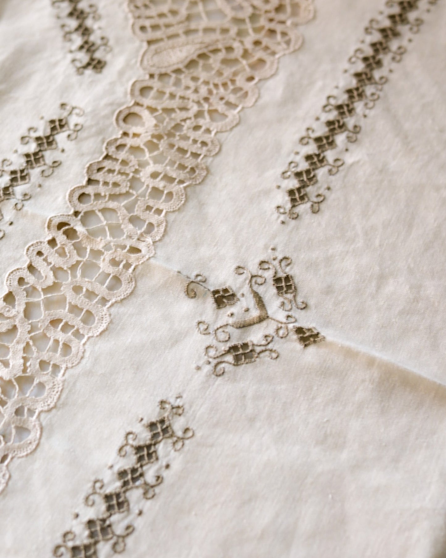 Tovaglia in lino avorio con pizzo a tombolo e ricamo punto antico