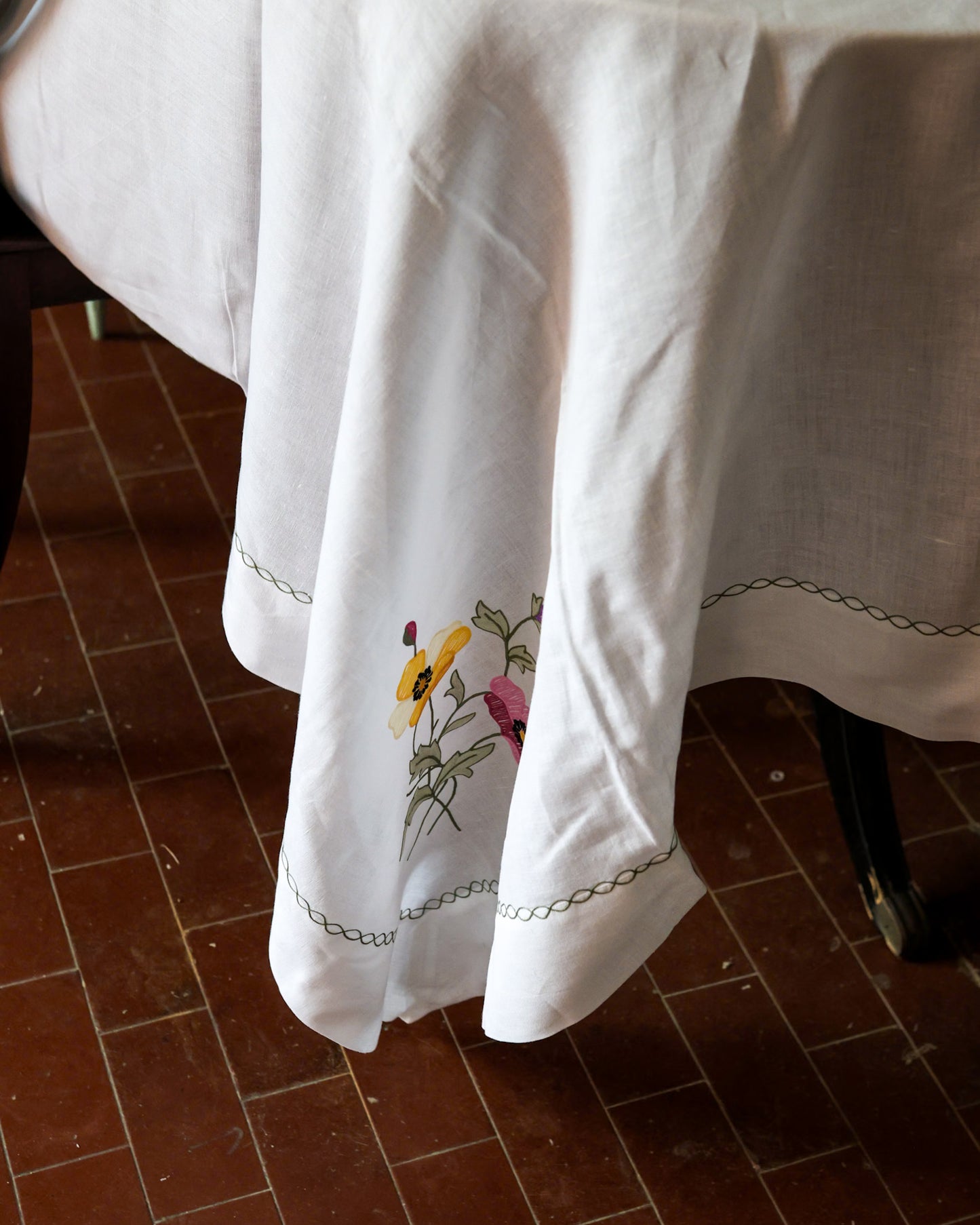 Tovaglia in lino ricamata con ranuncoli con 12 tovaglioli