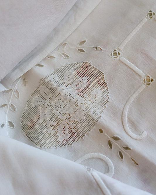 Set Lenzuola in Misto Lino-Cotone con Ricamo a Sfilato, Intaglio e Punto Pieno, Primi Anni del Novecento