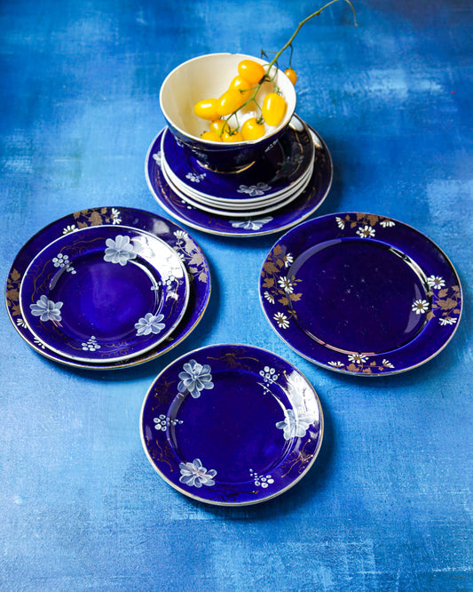 Servizio da dolce Serraguemin blu con fiori bianchi dipinti