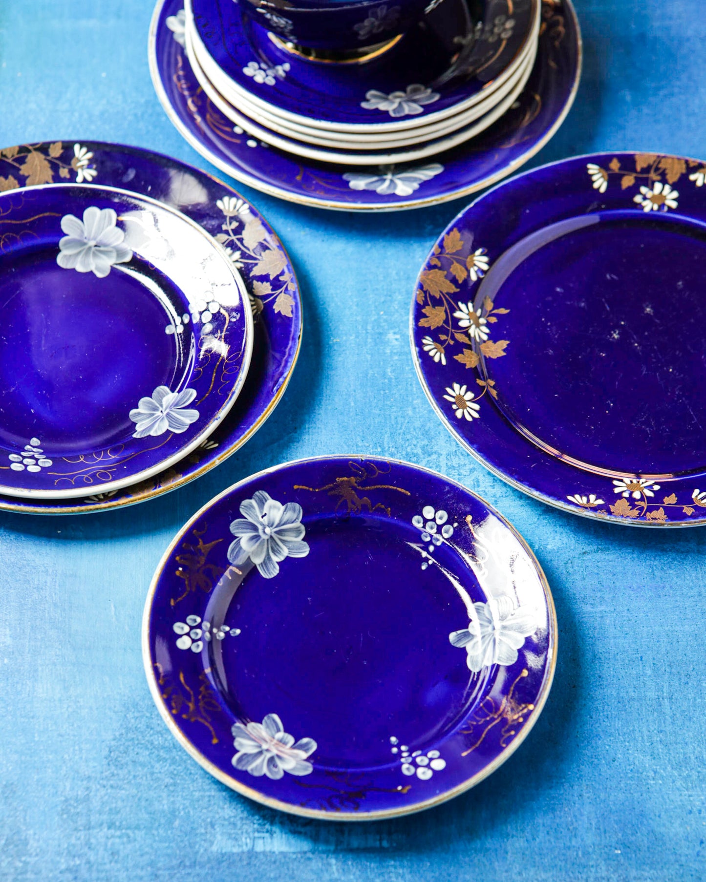 Servizio da dolce Serraguemin blu con fiori bianchi dipinti