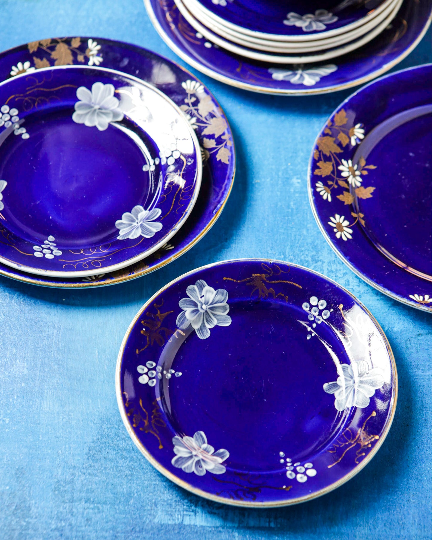 Servizio da dolce Serraguemin blu con fiori bianchi dipinti