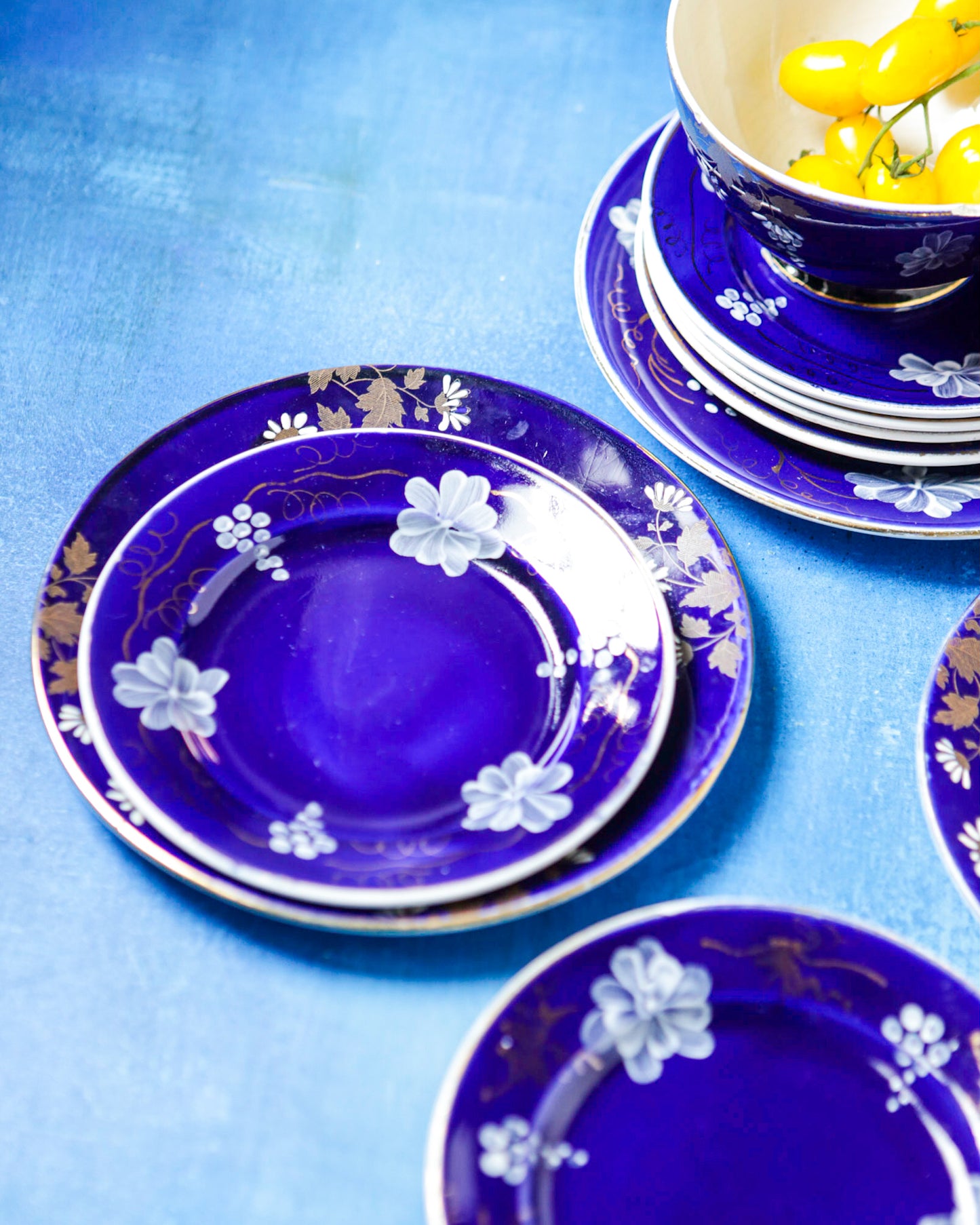 Servizio da dolce Serraguemin blu con fiori bianchi dipinti
