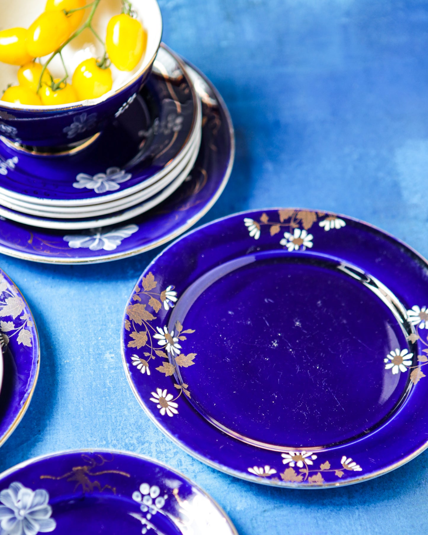 Servizio da dolce Serraguemin blu con fiori bianchi dipinti
