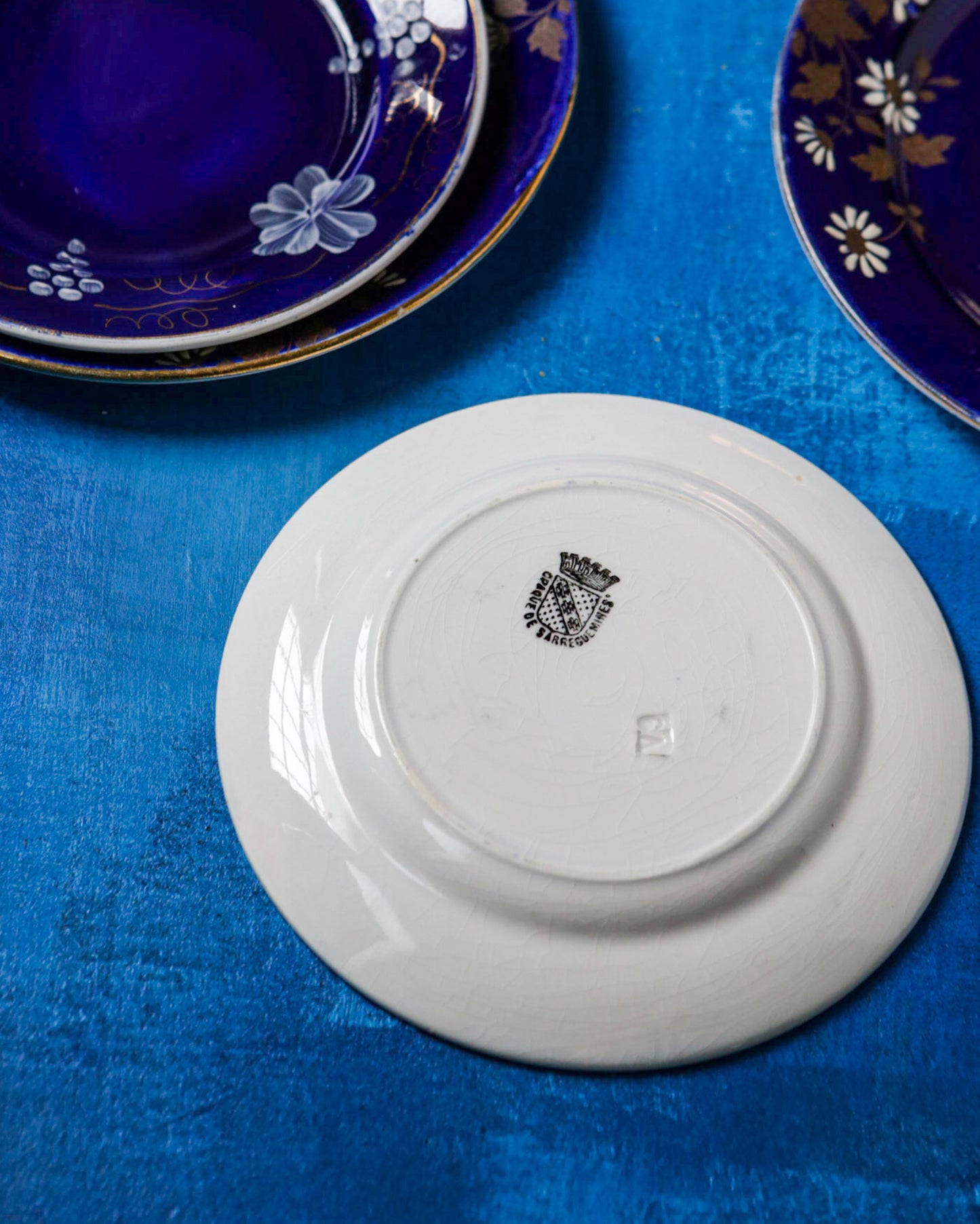 Servizio da dolce Serraguemin blu con fiori bianchi dipinti