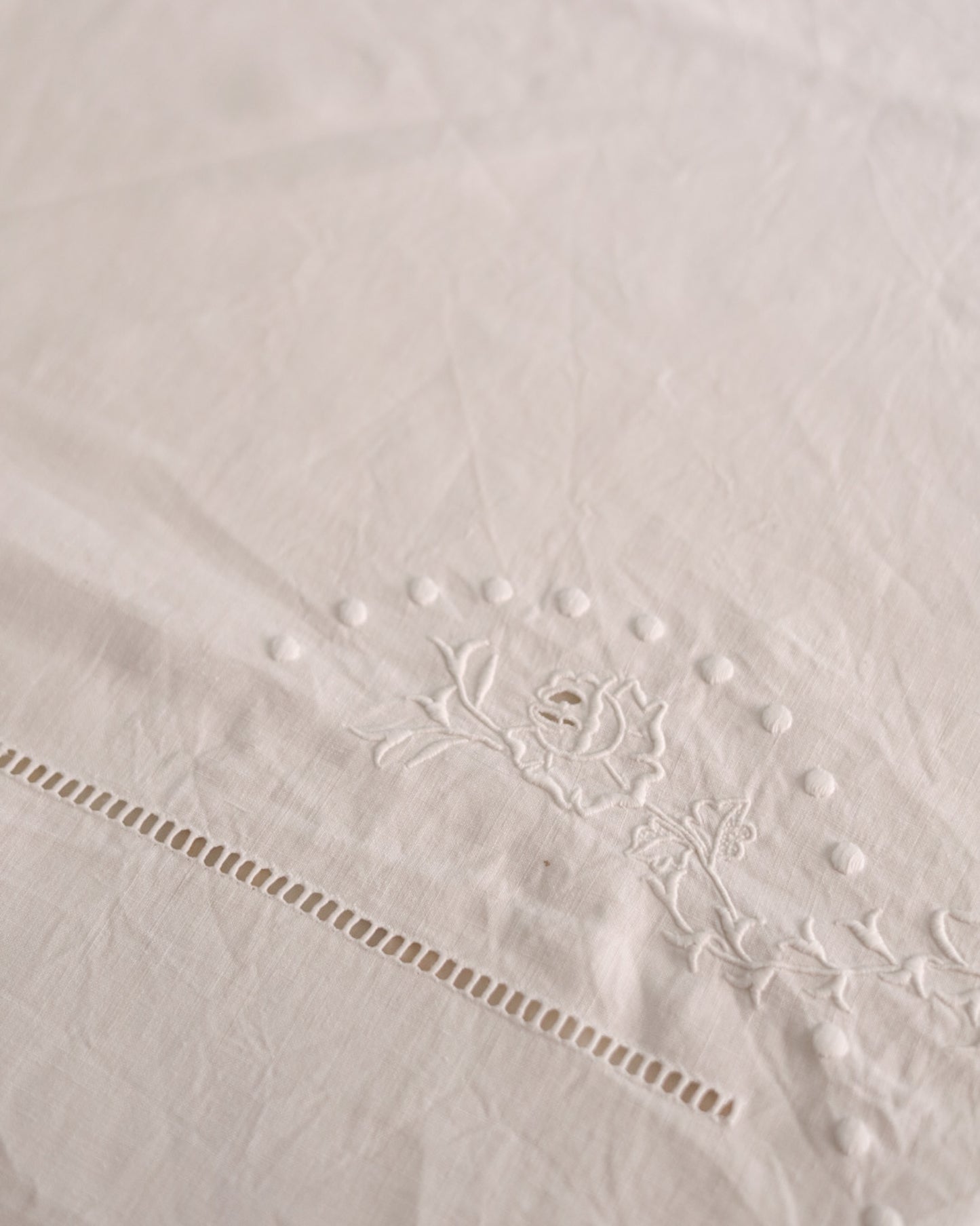 Tovaglia in lino d'olanda con rose e punto pieno