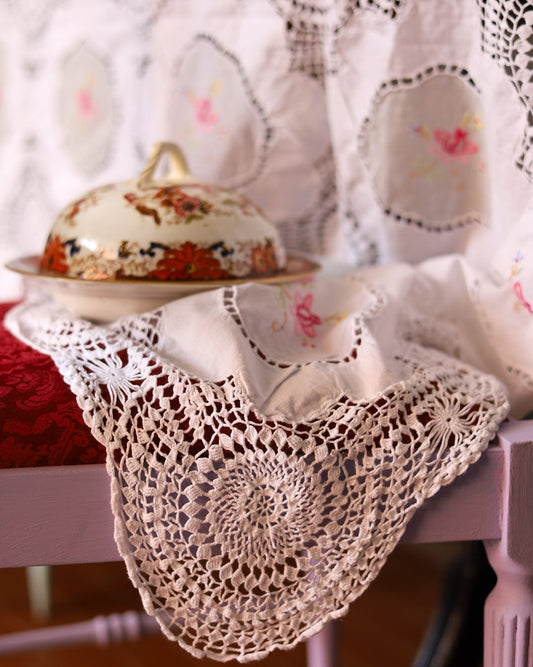 Tovaglia in lino e inserti a uncinetto con 12 tovaglioli