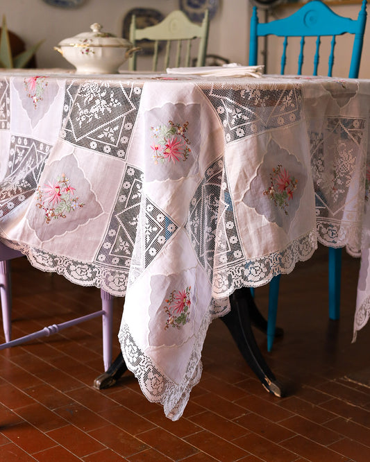 Tovaglia in lino organza e filet ricamata con fiori e 8 tovaglioli