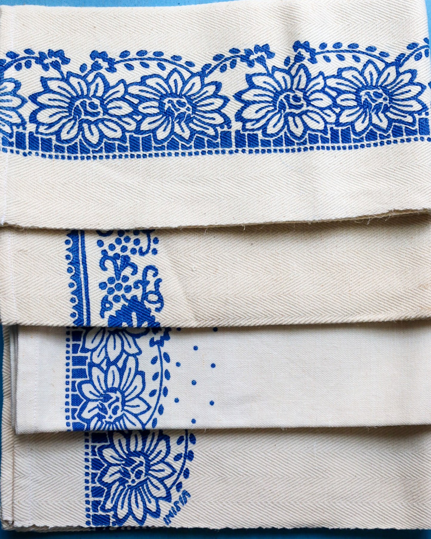 Set quattro strofinacci in lino e canapa con stampa a mano