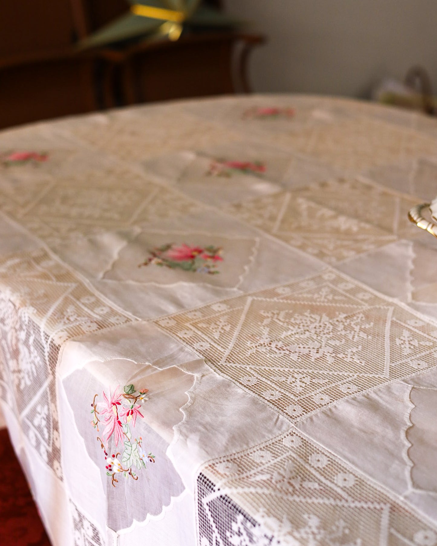 Tovaglia in lino organza e filet ricamata con fiori e 8 tovaglioli