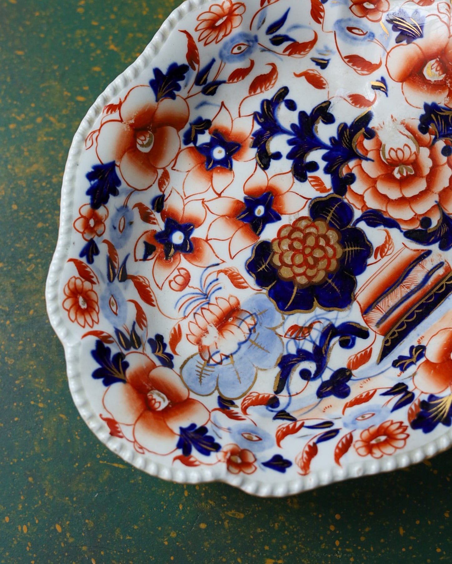 Piattino Decorativo a Conchiglia Stile Imari – Porcellana Georgiana Inglese Non Marchiata, circa 1810-1830