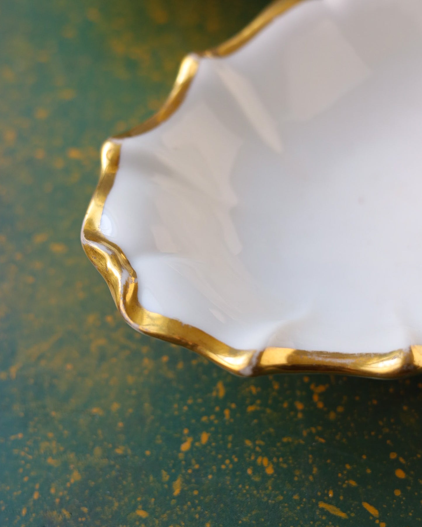 Servizio da Dolce in Porcellana Bianca con Decorazione Dorata – Manifattura Francese