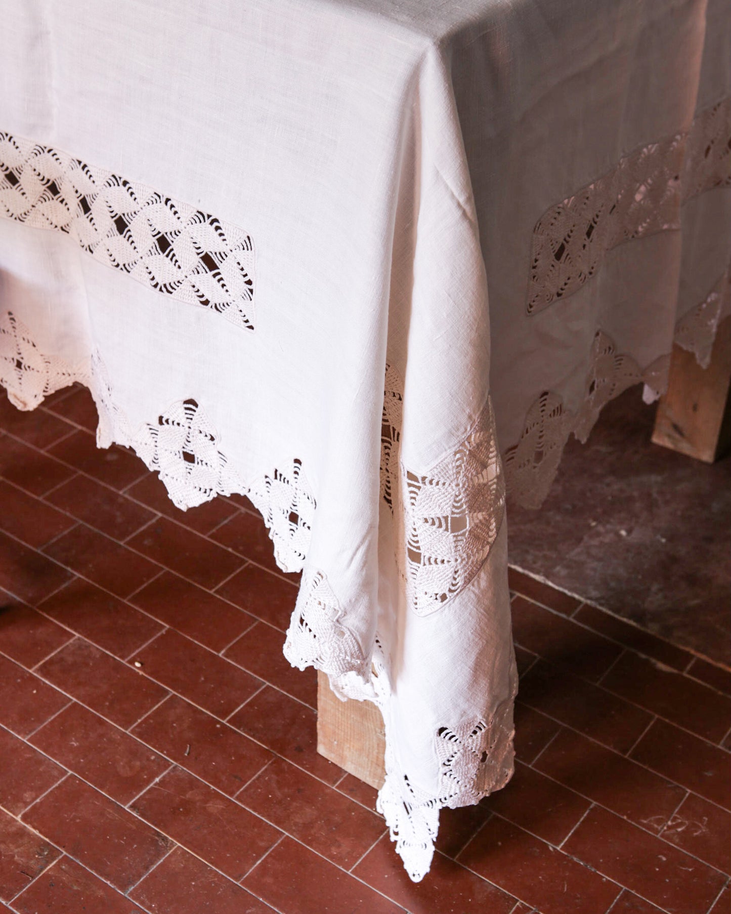 Tovaglia in lino con inserto giometrici ad uncinetto