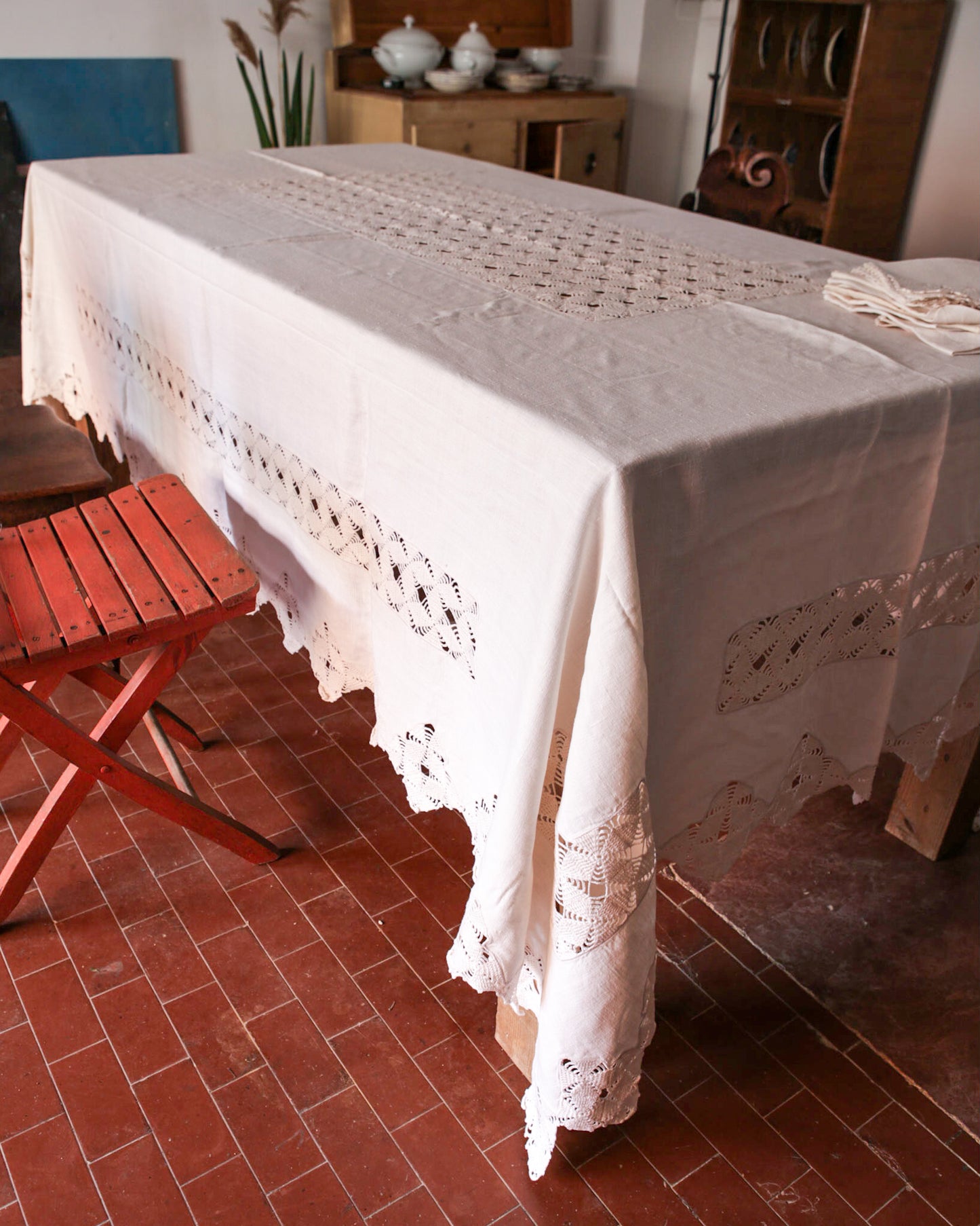 Tovaglia in lino con inserto giometrici ad uncinetto