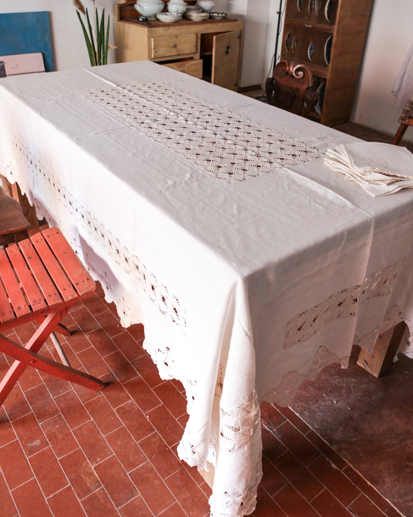 Tovaglia in lino con inserto giometrici ad uncinetto