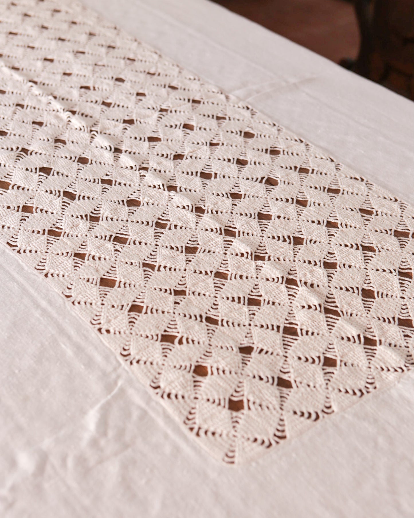 Tovaglia in lino con inserto giometrici ad uncinetto
