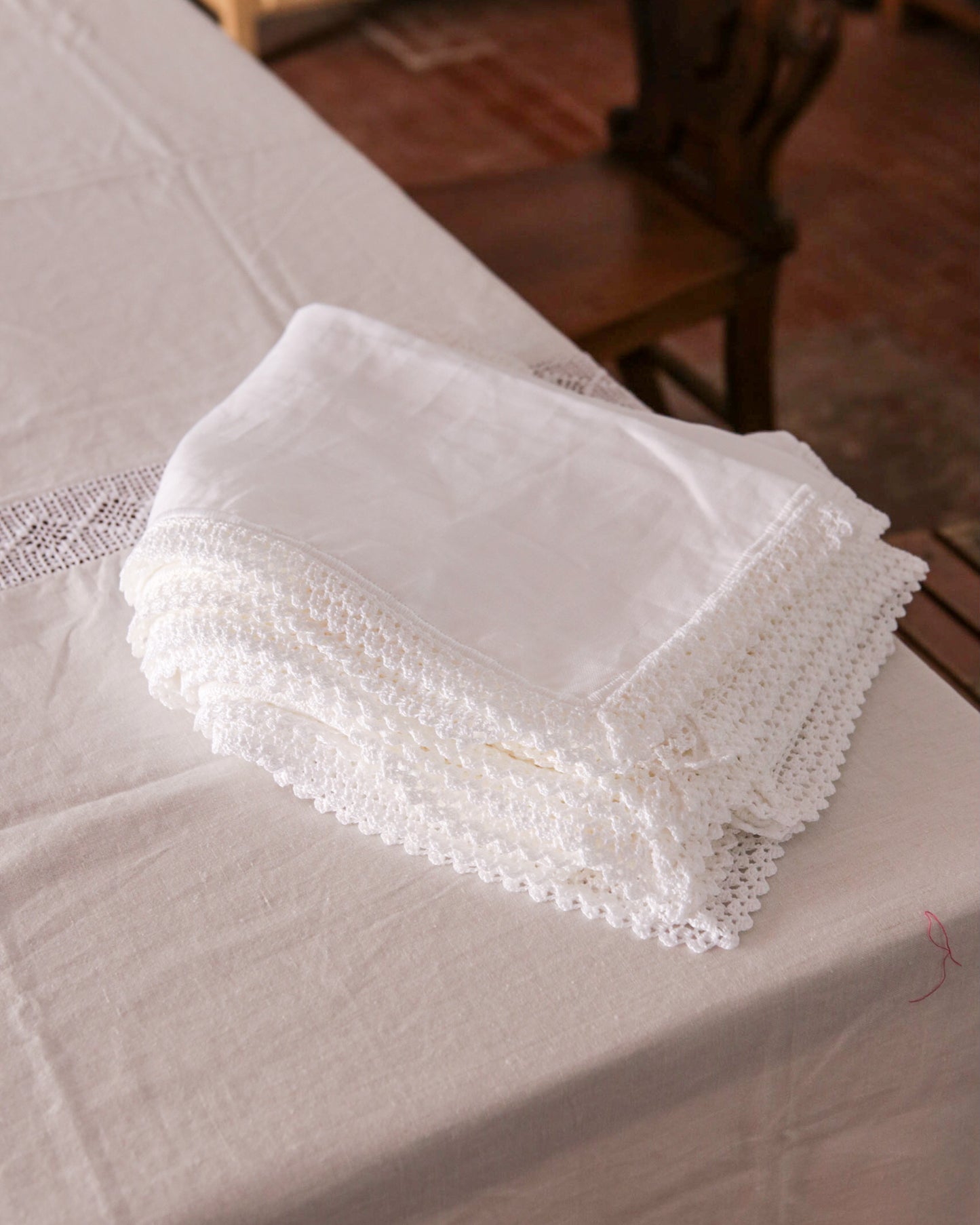 Tovaglia in lino bianco on inserti ad uncinetto