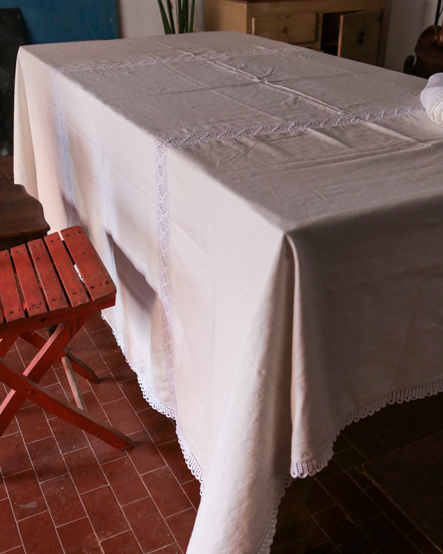 Tovaglia in lino crema e inserti ad uncinetto con 8 tovaglioli