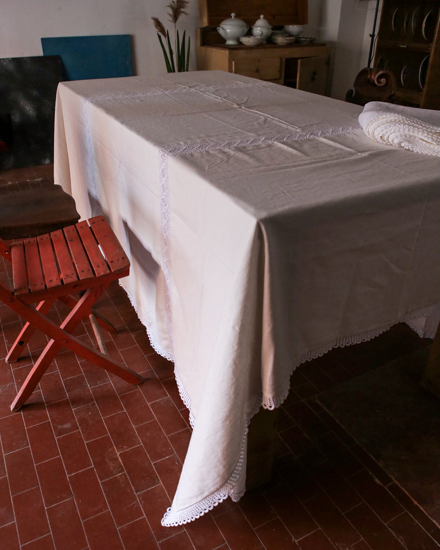 Tovaglia in lino bianco on inserti ad uncinetto