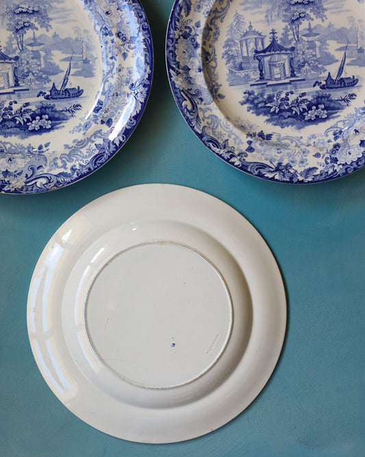 Trio di Piatti Wedgwood in Pearlware con Decorazione Chinoiserie – Pattern Pagoda, Inghilterra, circa 1810-1840