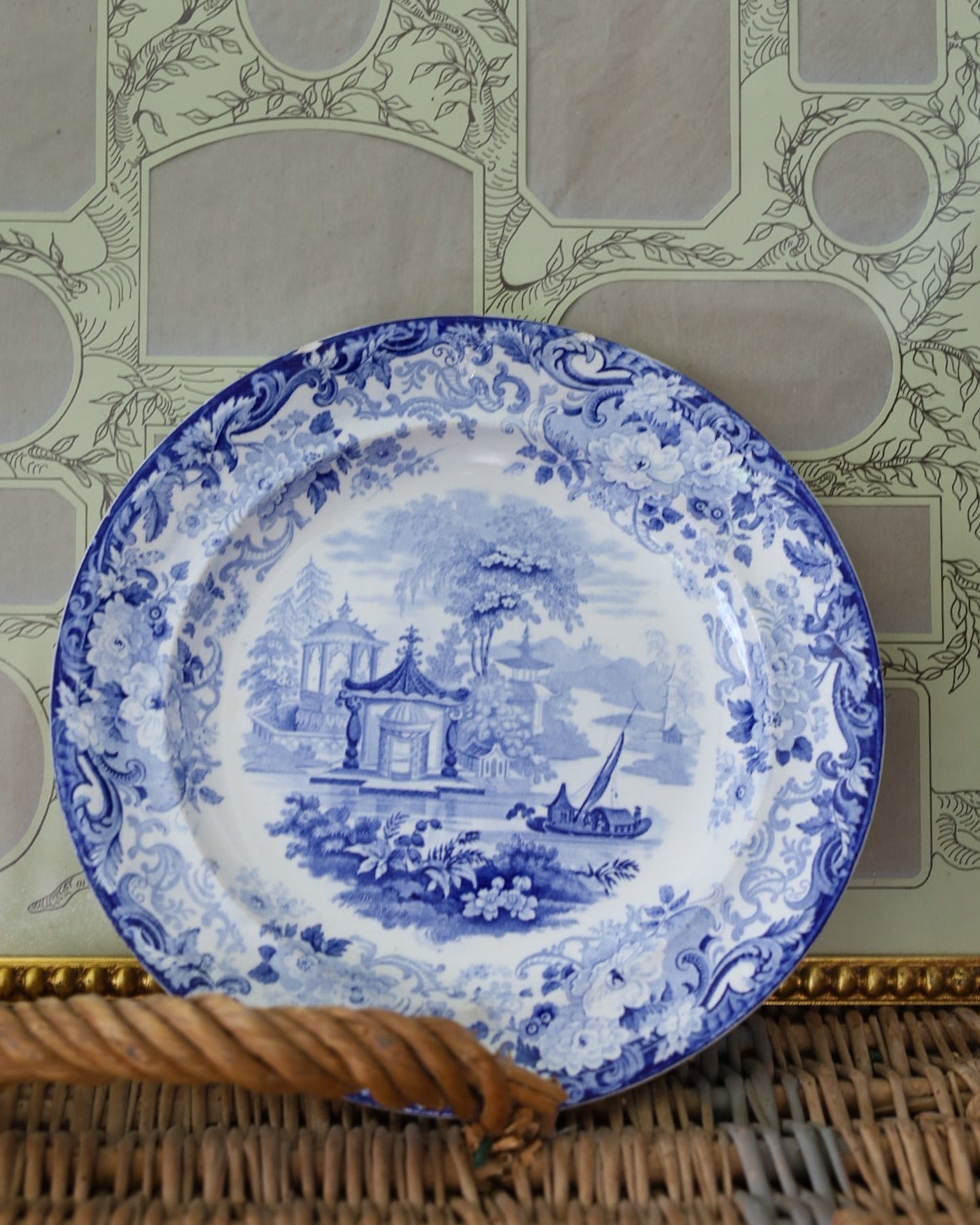 Trio di Piatti Wedgwood in Pearlware con Decorazione Chinoiserie – Pattern Pagoda, Inghilterra, circa 1810-1840