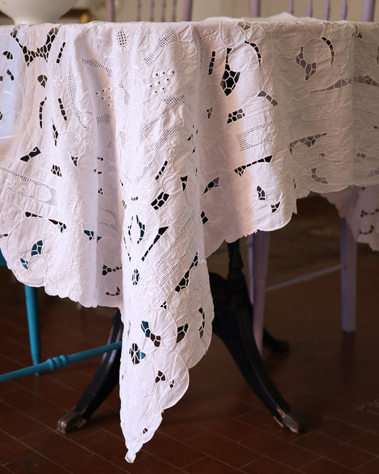Tovaglia in lino bianco a intaglio con motivi a foglia e fascia a punto reticella — cm 248×170, con 12 tovaglioli