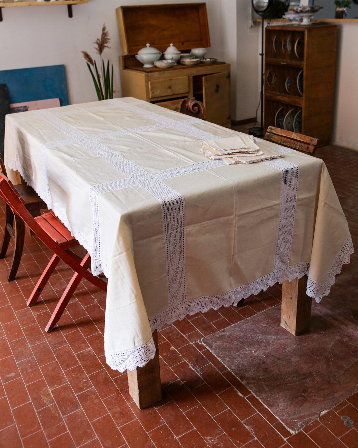 Tovaglia in lino crema e inserti ad uncinetto con 8 tovaglioli