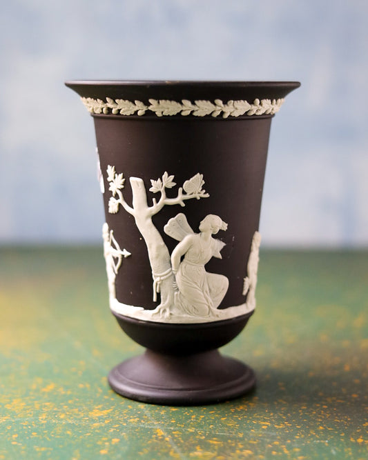 Vasetto Wedgwood Jasperware Nero Basalte con Figure Mitologiche in Rilievo – Formato Calice