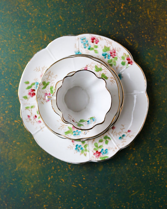 Coppia di Trio in Bone China Inglese con Decoro a Fiori Selvatici su Fondo Dorato – Fine Ottocento