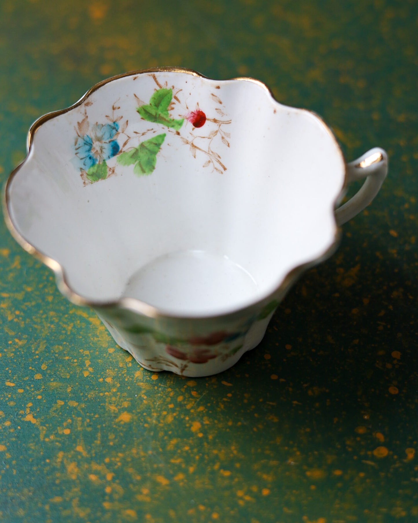 Coppia di Trio in Bone China Inglese con Decoro a Fiori Selvatici su Fondo Dorato – Fine Ottocento