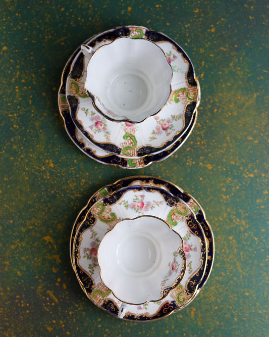 Coppia di Trio con Lattiera in Bone China Duchess China – Decoro Rose e Riccioli Rococò con Blu Cobalto e Verde
